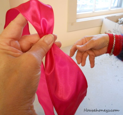 how to tie a bow for a wreath